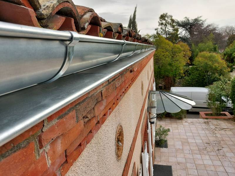 Installation de gouttières aluminium sur toiture de maison à Toulouse